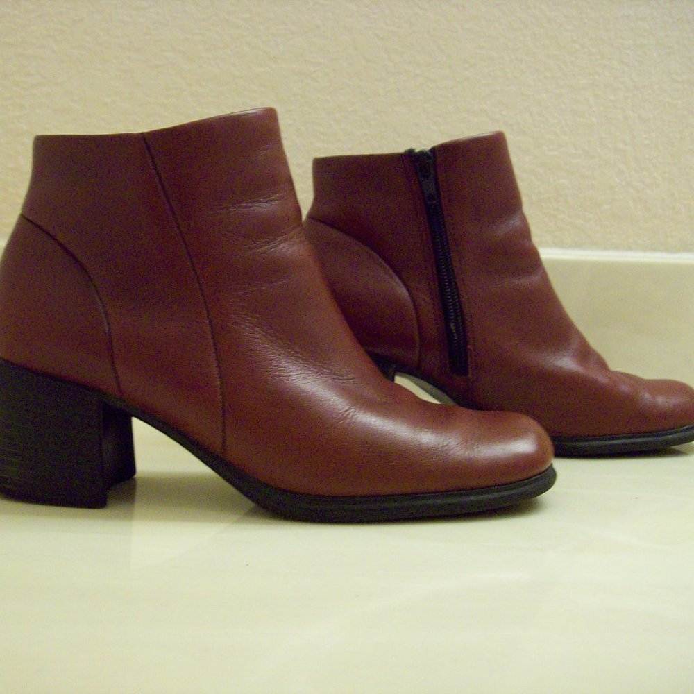 Women's Size 6.5 Ankle Boot